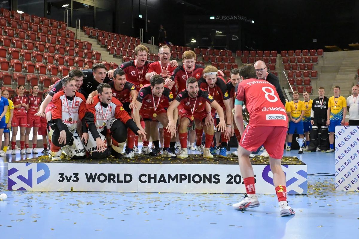 Der Startschuss zur Gold-Party: Die Schweizer haben soeben den WM-Pokal erhalten. Unihockey 3v3